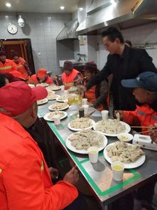 冬至溫情暖龍城 濮陽餐飲商家免費宴請環(huán)衛(wèi)工